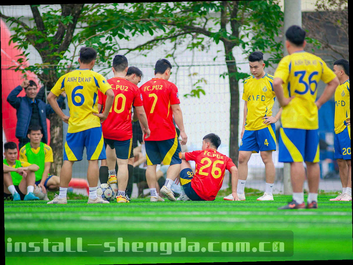 笔记本、平板与手机在棋牌桌面俯拍中的组合，无人物